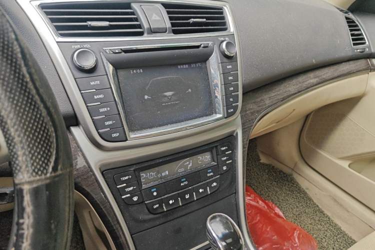 Used CHANGAN Raeton 2013 1.8T Automatic Elite Model China IV Standard Audio And AC Panel