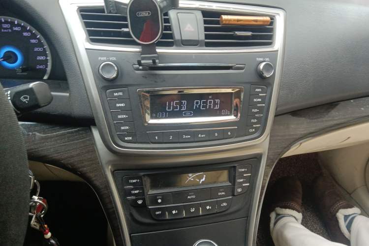 Used CHANGAN Raeton 2013 1.8T Automatic Elite Model China IV Standard Audio And AC Panel