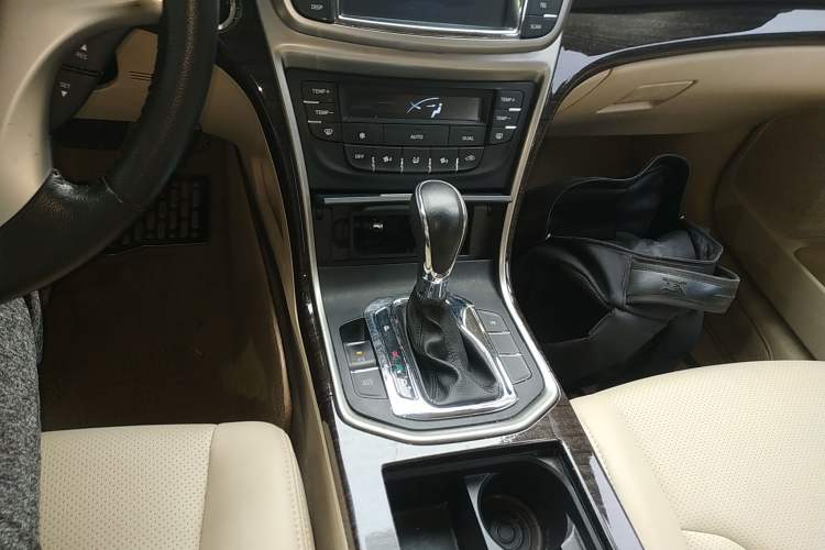 Used CHANGAN Raeton 2013 1.8T Automatic Prestige Model China IV Standard Gear Lever