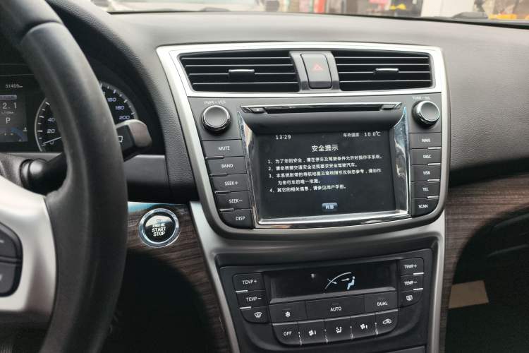 Used CHANGAN Raeton 2013 1.8T Automatic Flagship Model China IV Standard Audio And AC Panel