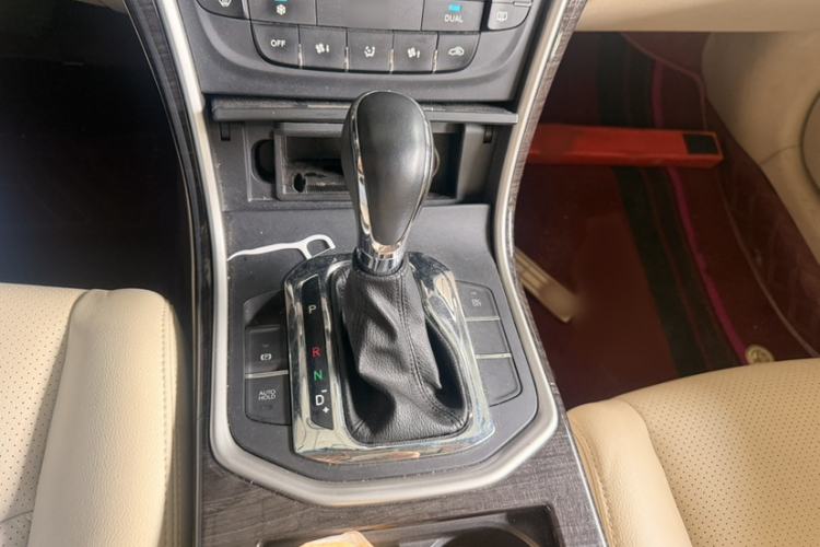 Used CHANGAN Raeton 2013 1.8T Automatic Elite Model China V Standard Interior 4