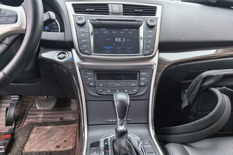 Used CHANGAN Raeton 2014 1.8T Automatic Prestige Anniversary Edition China IV Standard Audio And AC Panel