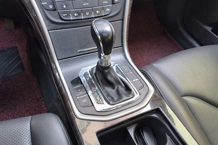 Used CHANGAN Raeton 2014 1.8T Automatic Prestige Anniversary Edition China V Standard Gear Lever