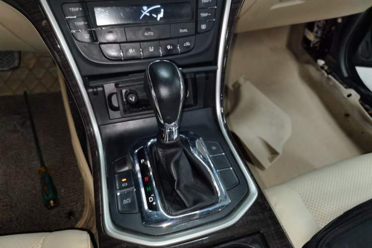 Used CHANGAN Raeton 2014 1.8T Automatic Elite Anniversary Edition China IV Standard Gear Lever