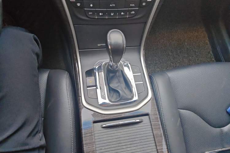 Used CHANGAN Raeton 2014 1.8T Automatic Prestige Anniversary Edition China V Standard Gear Lever