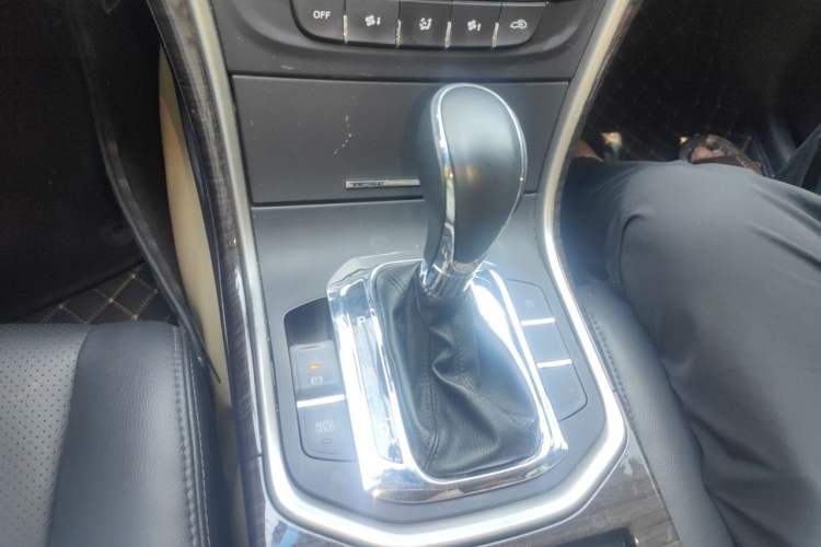 Used CHANGAN Raeton 2014 1.8T Automatic Prestige Anniversary Edition China IV Standard Gear Lever