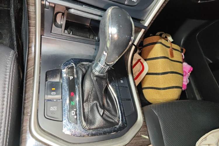 Used CHANGAN Raeton 2014 1.8T Automatic Prestige Anniversary Edition China IV Standard Gear Lever