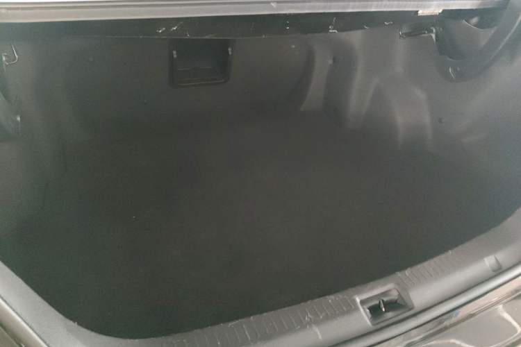 Used CHANGAN Raeton 2014 1.8T Automatic Prestige Anniversary Edition China V Standard Trunk