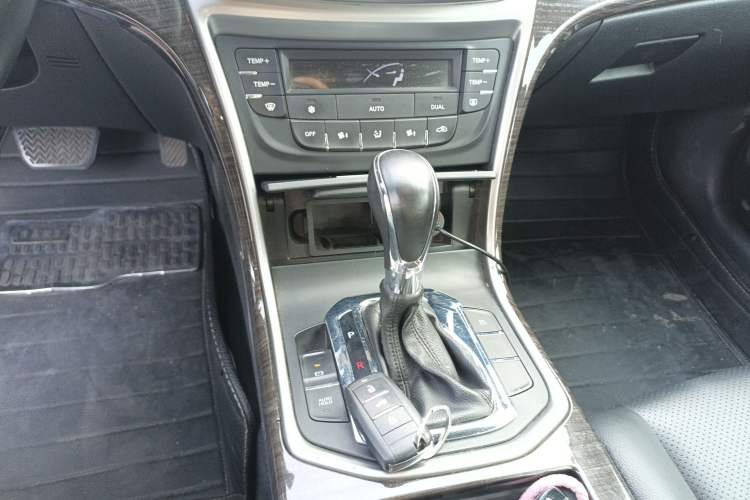 Used CHANGAN Raeton 2014 1.8T Automatic Prestige Anniversary Edition China IV Standard Gear Lever