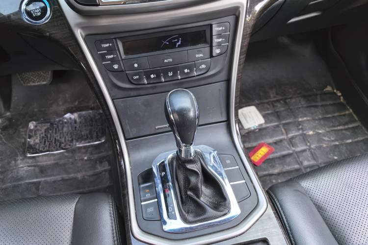 Used CHANGAN Raeton 2014 1.8T Automatic Prestige Anniversary Edition China IV Standard Gear Lever
