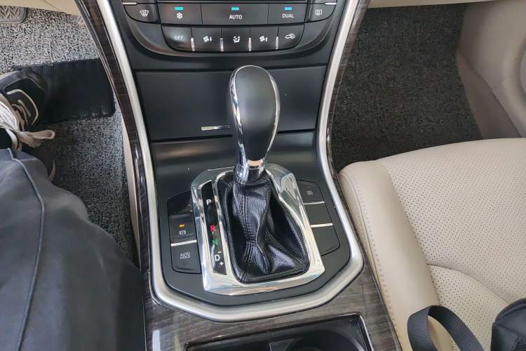 Used CHANGAN Raeton 2014 1.8T Automatic Elite Anniversary Edition China V Standard Gear Lever
