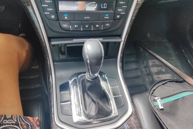 Used CHANGAN Raeton 2014 1.8T Automatic Prestige Anniversary Edition China V Standard Gear Lever
