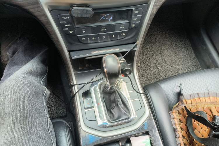 Used CHANGAN Raeton 2014 1.8T Automatic Prestige Anniversary Edition China IV Standard Gear Lever