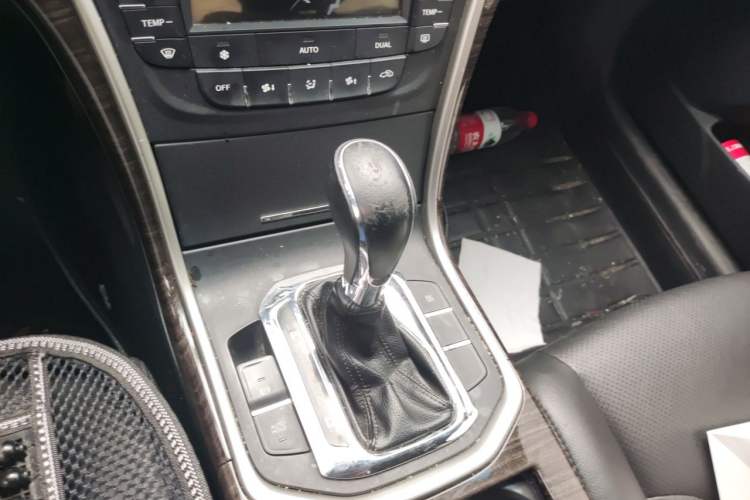 Used CHANGAN Raeton 2014 1.8T Automatic Prestige Anniversary Edition China IV Standard Gear Lever