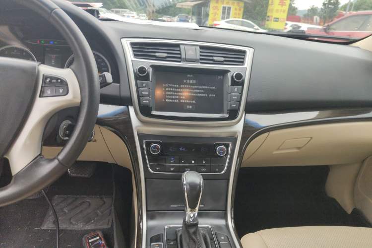 Used CHANGAN Raeton 2016 1.8T Automatic Smart Enjoyment Deluxe Model Audio And AC Panel
