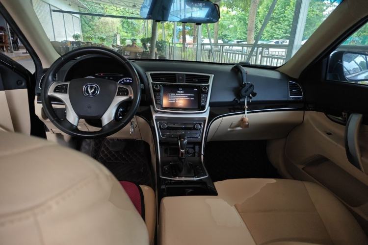 Used CHANGAN Raeton 2016 1.8T Automatic Smart Enjoyment Deluxe Model Center Console