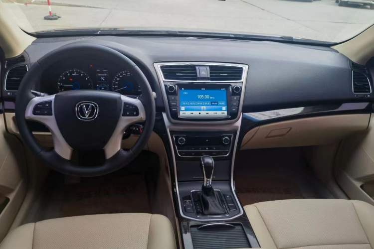 Used CHANGAN Raeton 2016 1.8T Automatic Smart Enjoyment Deluxe Model Center Console