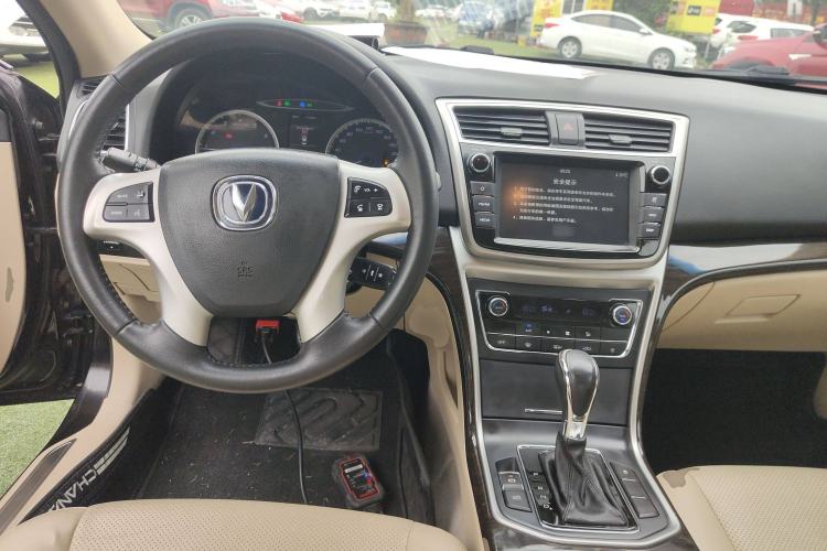 Used CHANGAN Raeton 2016 1.8T Automatic Smart Enjoyment Deluxe Model Center Console