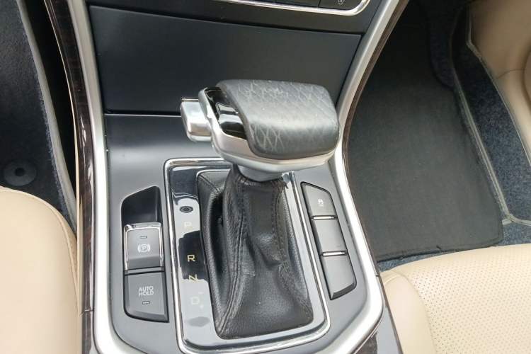 Used CHANGAN Raeton 2016 1.8T Automatic Smart Enjoyment Deluxe Model Gear Lever