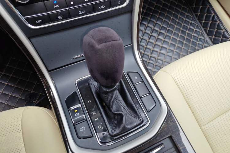 Used CHANGAN Raeton 2016 1.8T Automatic Smart Enjoyment Deluxe Model Gear Lever