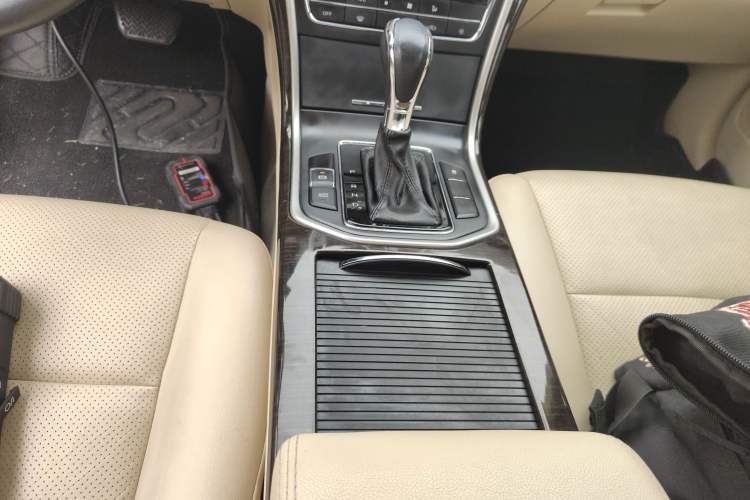 Used CHANGAN Raeton 2016 1.8T Automatic Smart Enjoyment Deluxe Model Gear Lever