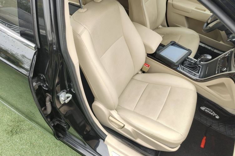 Used CHANGAN Raeton 2016 1.8T Automatic Smart Enjoyment Deluxe Model Right Front Seat