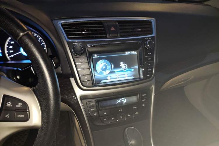 Used CHANGAN Raeton 2016 1.8T Automatic Smart Enjoyment Deluxe Model Audio And AC Panel