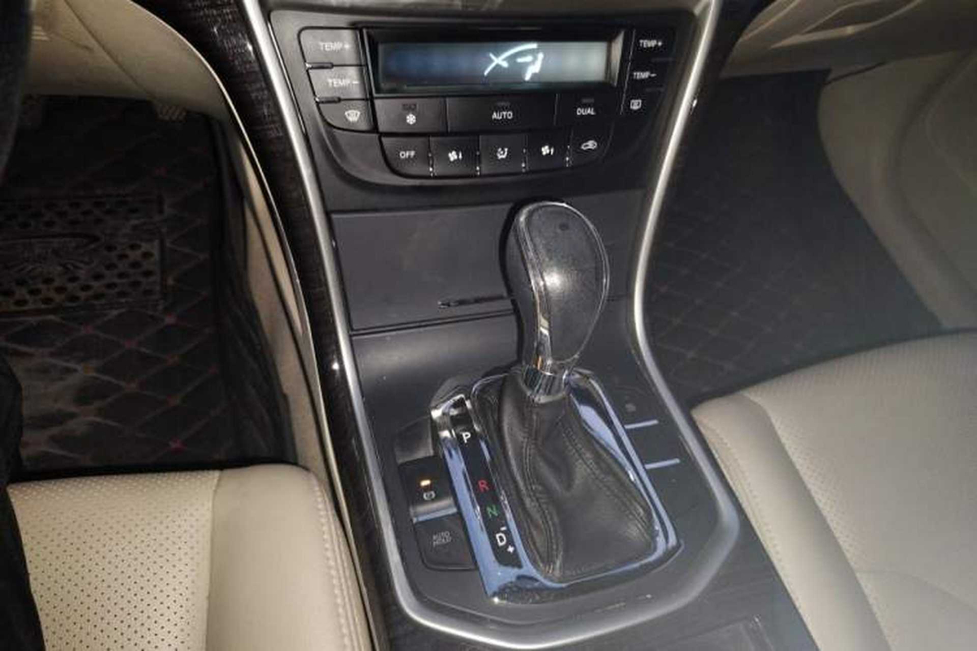 Used CHANGAN Raeton 2016 1.8T Automatic Smart Enjoyment Deluxe Model Gear Lever