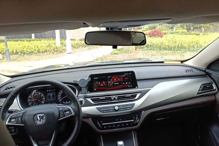 Used CHANGAN Raeton CC 2018 1.5T Automatic Haoya Model Guangmang Edition China V Standard Center Console