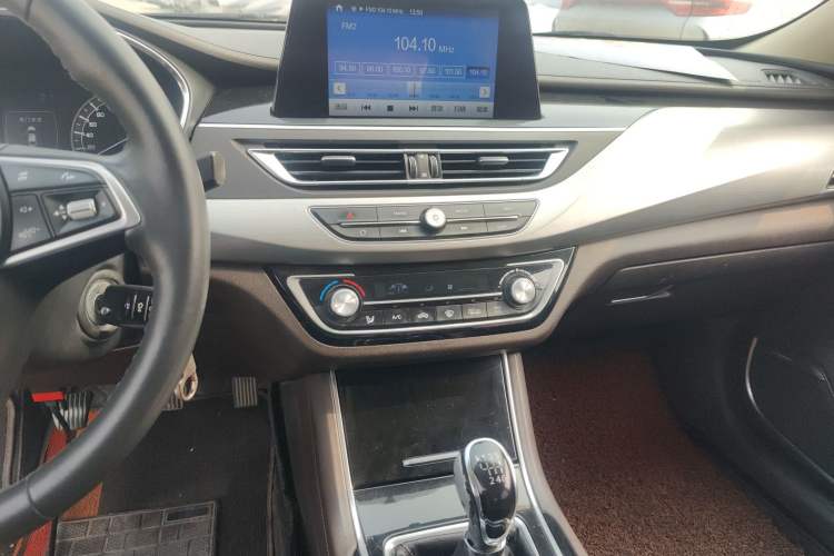 Used CHANGAN Raeton CC 2018 1.5T Manual Elegant Model China V Standard Audio And AC Panel