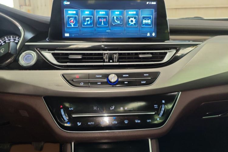 Used CHANGAN Raeton CC 2018 1.5T Manual Luxury Model China V Standard Audio And AC Panel