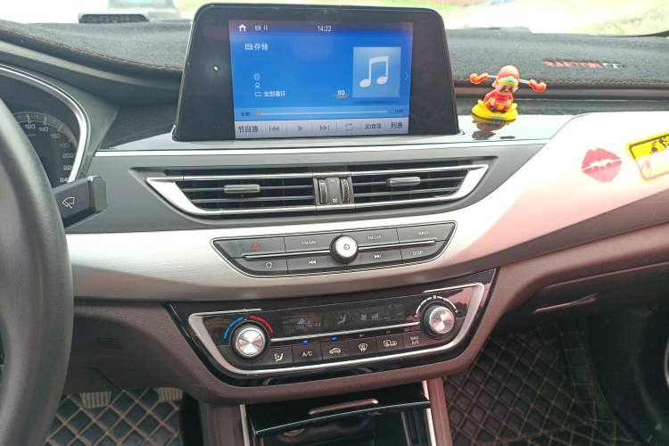 Used CHANGAN Raeton CC 2018 1.5T Manual Elegant Model China V Standard Audio And AC Panel