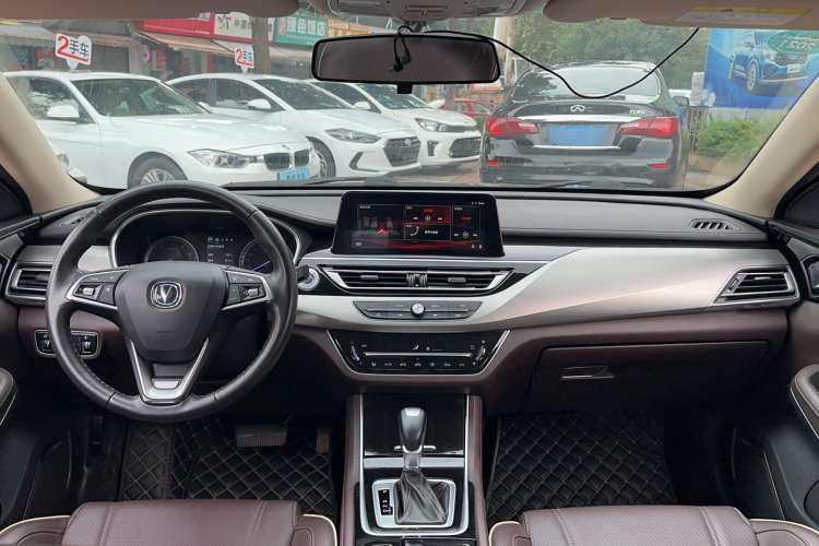 Used CHANGAN Raeton CC 2018 1.5T Automatic Haoya Model Guangmang Edition China V Standard Center Console