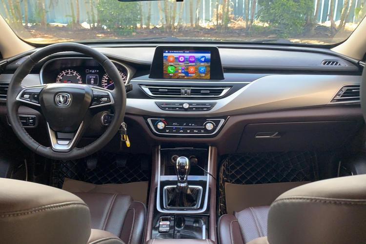 Used CHANGAN Raeton CC 2018 1.5T Manual Elegant Model China V Standard Center Console