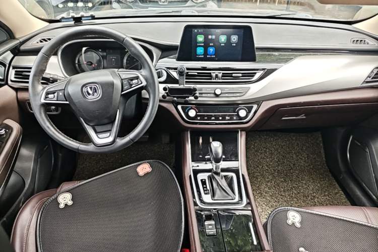 Used CHANGAN Raeton CC 2018 1.5T Automatic Elegant Starry Edition China V Standard Center Console
