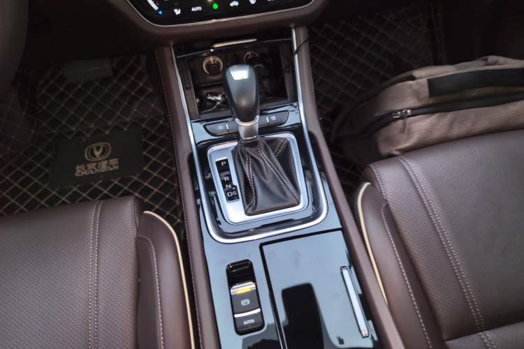 Used CHANGAN Raeton CC 2018 1.5T Automatic Zunya Model China V Standard Gear Lever