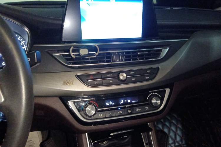 Used CHANGAN Raeton CC 2018 1.5T Manual Elegant Model China V Standard Audio And AC Panel