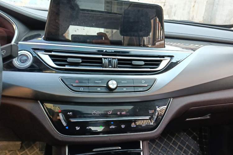 Used CHANGAN Raeton CC 2018 1.5T Automatic Zunya Model China V Standard Audio And AC Panel