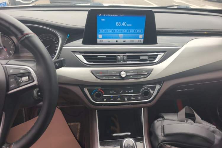 Used CHANGAN Raeton CC 2018 1.5T Manual Elegant Model China V Standard Audio And AC Panel