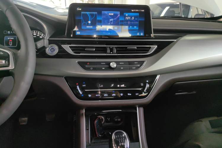 Used CHANGAN Raeton CC 2018 1.5T Manual Luxury Model China V Standard Audio And AC Panel