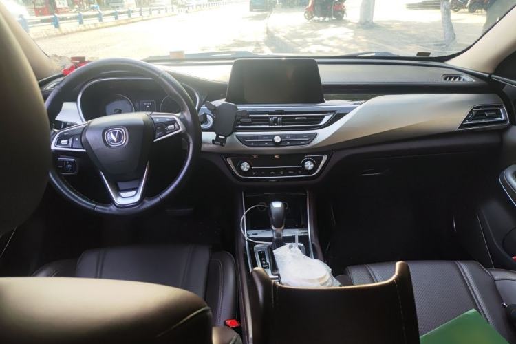 Used CHANGAN Raeton CC 2018 1.5T Automatic Elegant Starry Edition China V Standard Center Console