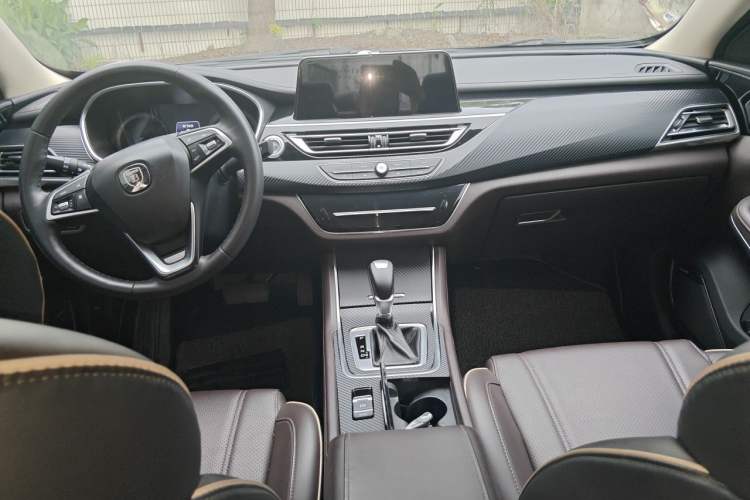 Used CHANGAN Raeton CC 2018 1.5T Automatic Haoya Model Guangmang Edition China V Standard Center Console