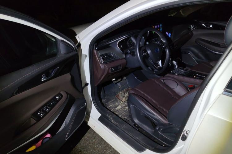 Used CHANGAN Raeton CC 2018 1.5T Automatic Elegant Starry Edition China V Standard Driver Seat
