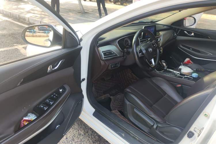Used CHANGAN Raeton CC 2018 1.5T Automatic Elegant Starry Edition China V Standard Driver Seat
