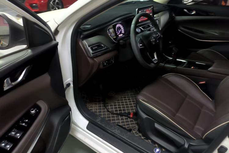 Used CHANGAN Raeton CC 2018 1.5T Manual Luxury Model China V Standard Driver Seat
