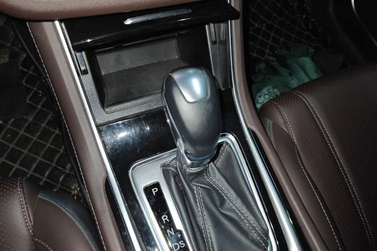 Used CHANGAN Raeton CC 2018 1.5T Automatic Elegant Starry Edition China V Standard Gear Lever
