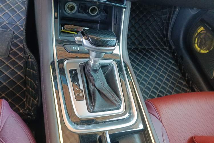 Used CHANGAN Raeton CC 2018 1.5T Automatic Zunya Model China V Standard Gear Lever