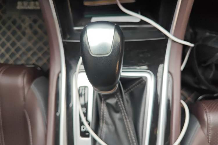 Used CHANGAN Raeton CC 2018 1.5T Automatic Elegant Starry Edition China V Standard Gear Lever