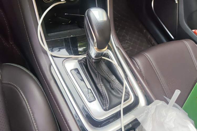 Used CHANGAN Raeton CC 2018 1.5T Automatic Elegant Starry Edition China V Standard Gear Lever
