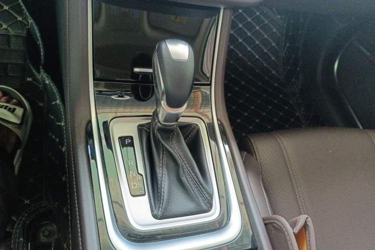 Used CHANGAN Raeton CC 2018 1.5T Automatic Elegant Starry Edition China V Standard Gear Lever